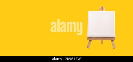 Bianco bianco bianco quadro tela mock up su cavalletto di legno. Banner studio creativo, sfondo dell'annuncio. Foto di alta qualità Foto Stock