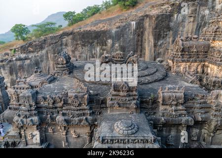 Una vista aerea delle sculture di pietra delle colonne nel Tempio di Ellora Foto Stock