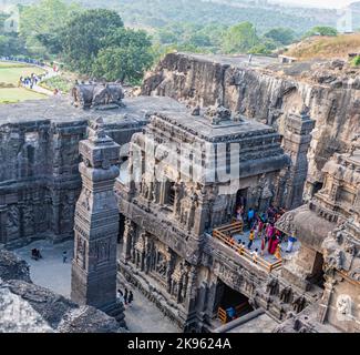 Una vista aerea delle sculture di pietra delle colonne nel tempio di Ellora Foto Stock