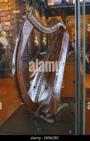 Ireland Eire Dublin Trinity College Coláiste na Tríonóide fondata nel 1592 Università di Dublino dalla regina Elisabetta i vecchia biblioteca simbolica Brian Boru Harp Foto Stock