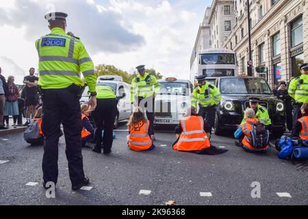 Londra, Inghilterra, Regno Unito. 26th Ott 2022. Basta fermare gli attivisti del petrolio che hanno incollato le mani e bloccato Piccadilly fuori dall’hotel Ritz, mentre continuano le loro proteste chiedendo al governo di smettere di rilasciare nuove licenze per i combustibili fossili. (Credit Image: © Vuk Valcic/ZUMA Press Wire) Foto Stock