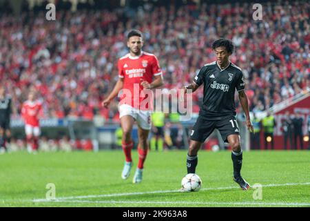 Ottobre 25, 2022. Lisbona, Portogallo. Difensore della Juventus dalla Colombia Juan Cuadrado (11) in azione durante il gioco del 5th° turno del Gruppo H per la UEFA Champions League, Benfica vs Juventus Credit: Alexandre de Sousa/Alamy Live News Foto Stock