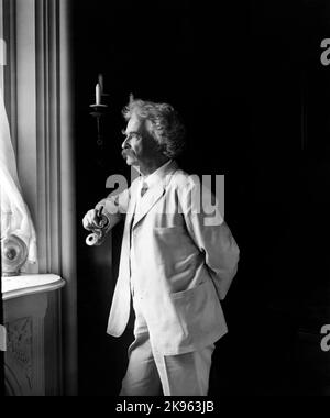 Mark Twain (1835-1910) Samuel Langhorne Clemens), ritratto di tre quarti, in piedi per finestra, rivolto a sinistra Foto Stock