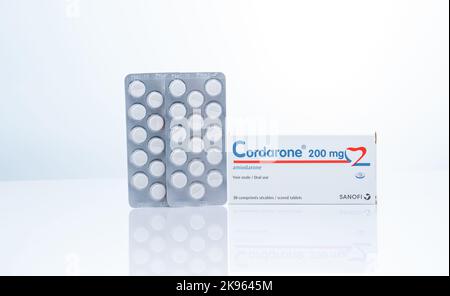 CHONBURI, TAILANDIA-23 SETTEMBRE 2022 : Cordarone in blister e confezione di cartone. Prodotto Sanofi. Amiodarone compresse bianche per il trattamento Foto Stock