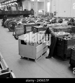 Imballaggio di piccoli contenitori, impianto di cavi Liljeholmens. Foto Stock