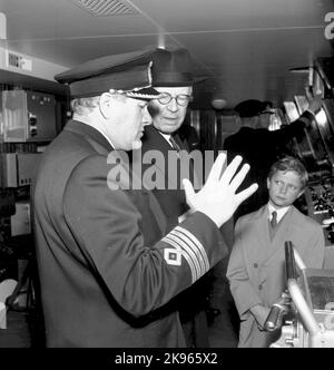 La visita reale al traghetto ferroviario 'Trelleborg' a Stoccolma, Gustav VI Adolf e il Principe ereditario Carl Gustaf Sedemer Carl XVI Gustaf Foto Stock