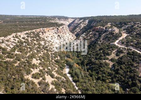 Veduta aerea della Gola di Avakas, Riserva Naturale di Akamas, Cipro. Foto Stock