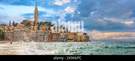 Paesaggio panoramico . Vista sul centro storico di Rovigno. Croazia, penisola istriana, Europa Foto Stock