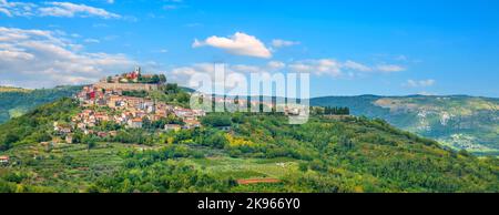 Vista panoramica della famosa piccola città vecchia di Motovun sulla pittoresca collina. Istria, Croazia Foto Stock