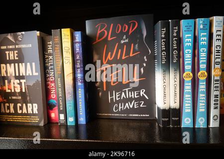 Barnes & Noble Booksellers sulla Fifth Avenue a New York City ha una vasta selezione di libri e riviste, USA 2022 Foto Stock