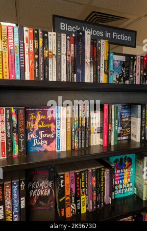 Barnes & Noble Booksellers sulla Fifth Avenue a New York City ha una vasta selezione di libri e riviste, USA 2022 Foto Stock