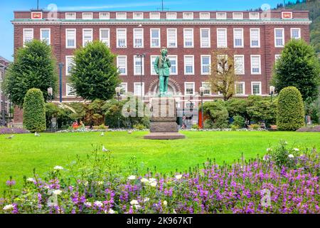 Statua in bronzo del famoso compositore Edward Grieg sullo sfondo dell'edificio Rikstelegraf e Rikstelefon. Bergen, Norvegia Foto Stock