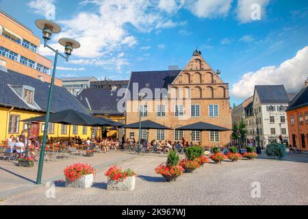 Caffè all'aperto in via Radhusgata. Vista della Galleria delle Belle Arti di Oslo Kunstforening nel centro storico di Oslo. Norvegia Foto Stock