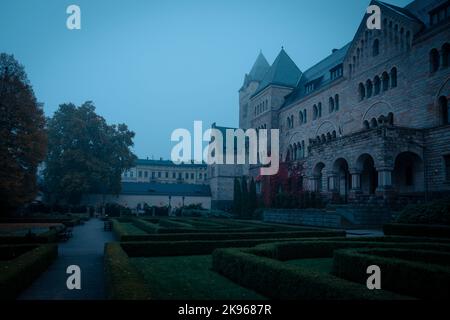 Il Castello Imperiale di Poznan (Zamek Cesarski w Poznaniu). Vista dal cortile. Castello sinistro in tempo nuvoloso Foto Stock