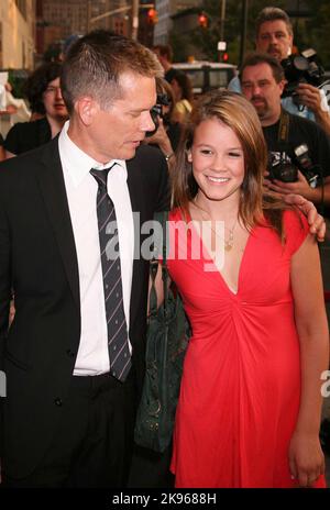 Kevin Bacon e la figlia Sosie Bacon partecipano alla proiezione della "condanna a morte" al Tribeca Cinemas di New York il 28 agosto 2007. Photo Credit: Henry McGee/MediaPunch Foto Stock