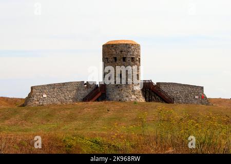 Rousse torre (una torre a scappatoia) sull'isola di Guernsey, Isole del canale, è stato originariamente costruito nel 19th ° secolo per difendere l'isola contro il Foto Stock