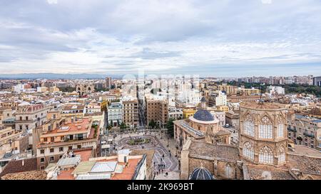 Il bellissimo paesaggio urbano di Valencia, in Spagna, con splendidi edifici sotto un cielo nuvoloso Foto Stock
