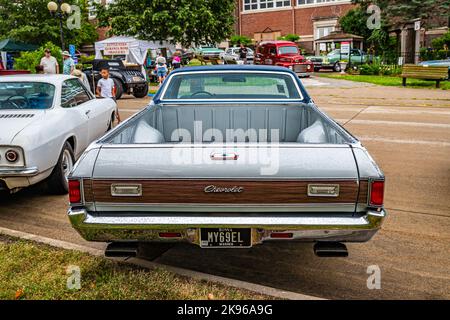 Des Moines, IA - 01 luglio 2022: Vista posteriore in prospettiva di un in una fiera automobilistica locale. Foto Stock