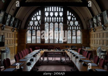 Tavoli lunghi, sedie e schermi televisivi nella Sala conferenze della Camera dei Consigli nella Sala delle Gilde della Trinità Santa e indivisa, King's Lynn, UK Foto Stock