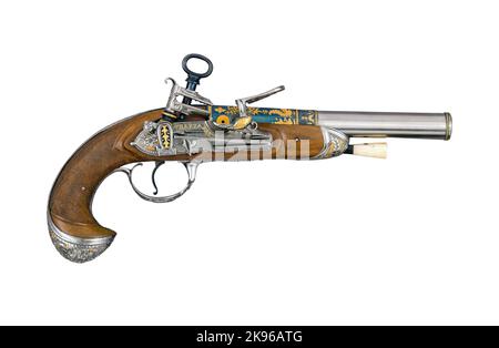 Antica pistola spagnola del 18th ° secolo con flintlock isolato su sfondo bianco. Vista laterale vecchia pistola vera Foto Stock