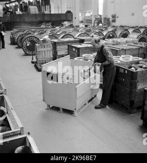 Imballaggio di piccoli contenitori, impianto di cavi Liljeholmens. Foto Stock