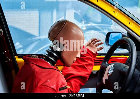 Abitacolo Volkswagen con manichino per crash test sul volante della vettura tedesca a Wolfsburg, Germania, 20 settembre 2022. Foto Stock