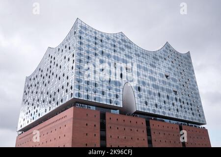 Amburgo, Germania - Settembre 2022: Elbe Philharmonic Hall Elbphilharmonie sotto cielo nuvoloso situato in Hafenity progettato da Herzog - de Meuron Foto Stock