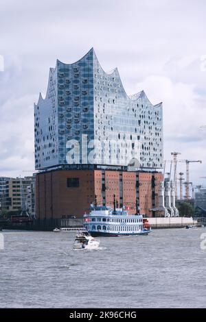 Amburgo, Germania - Settembre 2022: Elbe Philharmonic Hall Elbphilharmonie sotto cielo nuvoloso situato in Hafenity progettato da Herzog - de Meuron Foto Stock