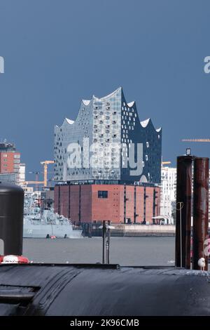 Amburgo, Germania - Settembre 2022: Elbe Philharmonic Hall Elbphilharmonie sotto cielo nuvoloso situato in Hafenity progettato da Herzog - de Meuron Foto Stock