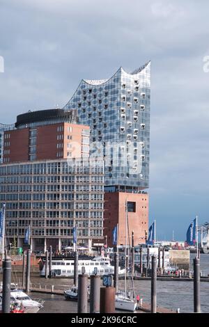 Amburgo, Germania - Settembre 2022: Elbe Philharmonic Hall Elbphilharmonie sotto cielo nuvoloso situato in Hafenity progettato da Herzog - de Meuron Foto Stock