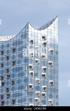 Amburgo, Germania - Settembre 2022: Elbe Philharmonic Hall Elbphilharmonie sotto cielo nuvoloso situato in Hafenity progettato da Herzog - de Meuron Foto Stock