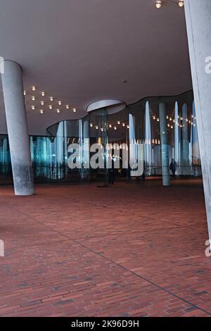 Amburgo, Germania - Settembre 2022: Elbe Philharmonic Hall (Elbphilharmonie) dettagli architettonici dal foyer di osservazione progettato da Herzog - de Meuron Foto Stock