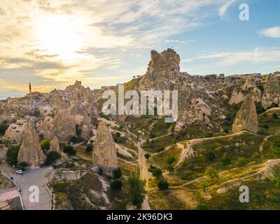 Splendida vista aerea della Cappadocia, antico quartiere dell'Anatolia centro-orientale, situato sull'aspro altopiano a nord dei Monti Taurus, nel centro dell'attuale Turchia. Foto di alta qualità Foto Stock
