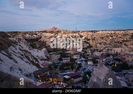 Foto panoramica del drone all'alba in Cappadocia, uno dei luoghi più belli del mondo. Foto di alta qualità Foto Stock