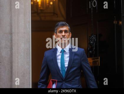 Londra, Regno Unito. 26th Ott 2022. Il primo ministro, Rishi Sunak, lascia 10 Downing Street per recarsi al Parlamento per le sue prime interrogazioni ai primi ministri. Credit: Karl Black/Alamy Live News Foto Stock