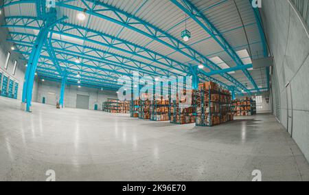 vista fisheye di un magazzino con pallet e merci. rendering 3d Foto Stock