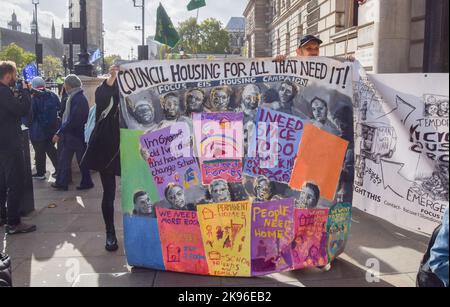 26 ottobre 2022, Londra, Inghilterra, Regno Unito: I manifestanti marciano in Parliament Street. Centinaia di famiglie senza tetto e sovraffollate hanno marciato a Westminster chiedendo 3, 4, 5 posti letto consiglio case. (Credit Image: © Vuk Valcic/ZUMA Press Wire) Foto Stock