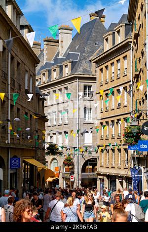 Saint Malo Bretagna Francia. Le strade trafficate della città vecchia Foto Stock