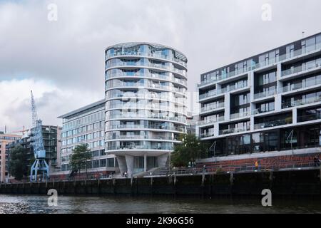 Amburgo, Germania - Settembre 2022: Torre residenziale di forma ovale ovale ovale Oval am Kaiserkai 10 in Hafenity progettato da Ingenhoven Architekten Foto Stock