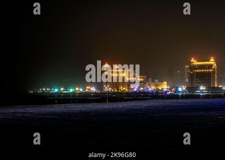 Una vista panoramica della splendida città di Doha durante la notte Foto Stock