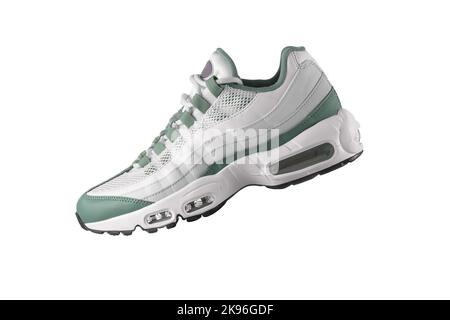 Sneaker bianca con dettagli verde chiaro su sfondo bianco isolato Foto Stock