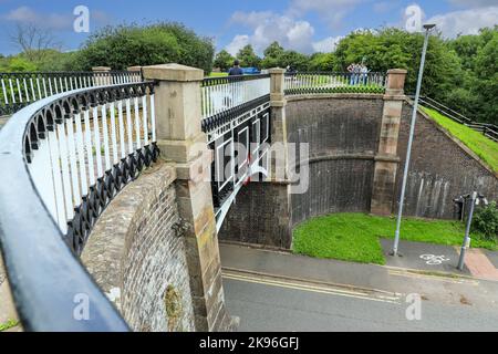 L'acquedotto di Nantwich è un acquedotto navigabile in Acton, Nantwich, Cheshire, Inghilterra, Regno Unito, Che porta lo Shropshire Union Canal Foto Stock