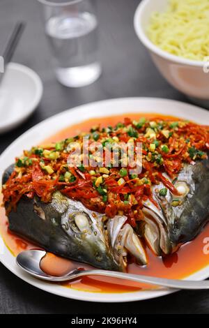 Testa di pesce al vapore con peperoni rossi caldi tritati, cucina cinese Hunan Foto Stock