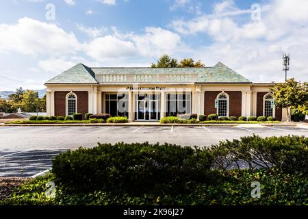 BREVARD, NORTH CAROLINA, USA-9 OTTOBRE 2022: First Citizens Bank, edificio e parcheggio. Foto Stock