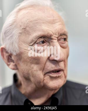 Foto del file datata 14 ottobre 2016 di Pierre Soulages a Rodez, Francia. - Pierre Soulages, il pittore astratto francese più noto per aver sperimentato diverse tonalità di nero, è morto a 102 anni. Foto di Cyrille George Jerusalmi/ABACAPRESS.COM Foto Stock