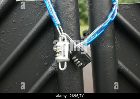 la porta della data è stata chiusa con lucchetti e catene Foto Stock