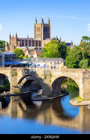 Hereford Cathedral e il Ponte Vecchio si riflettono nel fiume Wye Hereford Herefordshire Inghilterra UK GB Europa Foto Stock