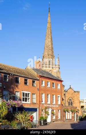 Hereford St Peter's Church guglia e negozi in St peters Street High Town Hereford Herefordshire Inghilterra UK GB Foto Stock