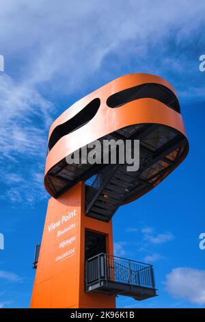 Amburgo, Germania - Settembre 2022: Moderna torre punto di vista dipinta di arancione con architettura curva punto di riferimento nella città di HafenCity Foto Stock