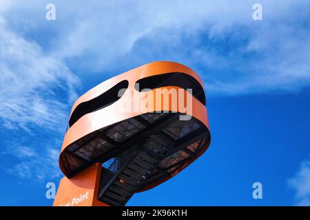 Amburgo, Germania - Settembre 2022: Moderna torre punto di vista dipinta di arancione con architettura curva punto di riferimento nella città di HafenCity Foto Stock